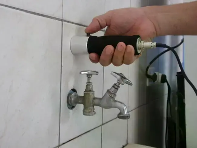 كيفية كشف تسربات المياه بمكة